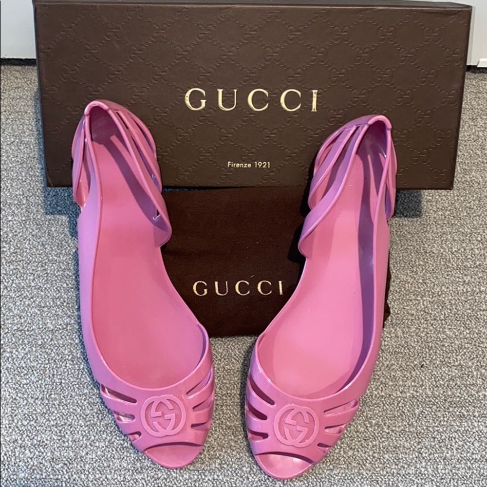 GUCCI pink rubberized peep toe pool vacation flat